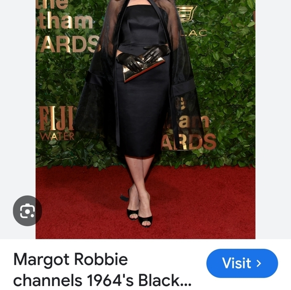 Special Barbie edition black dress with matching cape - Picture 8 of 10